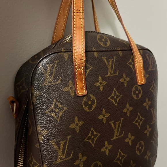 Louis Vuitton Brown Mini Bag with Iconic Monogram Pattern and Compact Design - Picture 4 of 8